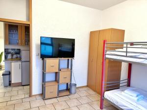 a room with a tv and a bunk bed at Ferienwohnungen Stadtmitte in Sassnitz