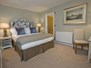 um quarto com uma cama grande e almofadas azuis em 1 Bed in Pateley Bridge G0015 em Pateley Bridge