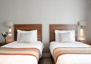 Postel nebo postele na pokoji v ubytování The Holt Hotel
