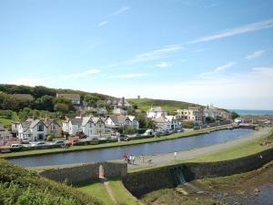 a river in a town with houses and cars at 1 Bed in Bude 78610 in Bude
