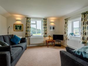 a living room with a couch and a tv at 3 Bed in Wellington 78595 in Sampford Arundel