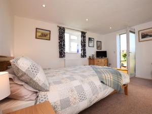 a bedroom with a bed and a television in it at 3 Bed in Wellington 78595 in Sampford Arundel