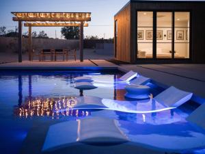 Bazén v ubytování The Lunawood - Lux Home Pool and Spa nebo v jeho okolí