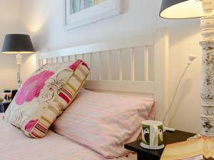 En eller flere senge i et værelse på 1 Bed in Porthmadog 78300