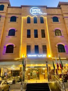 Open Hotel Alolaya في الخبر: فندق عليه لافته على الواجهه