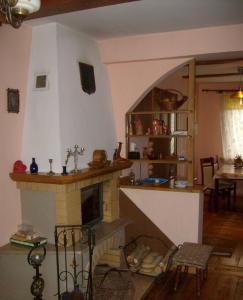 uma sala de estar com uma lareira e uma mesa em Agroturystyka u Kwiatka em Janów Podlaski