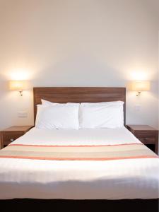 Postel nebo postele na pokoji v ubytování The Holt Hotel