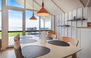 comedor con mesa, sillas y ventanas en Amazing Home In Sjlund With Kitchen, en Sjølund