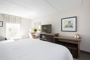 Postel nebo postele na pokoji v ubytování Hampton Inn Raynham-Taunton