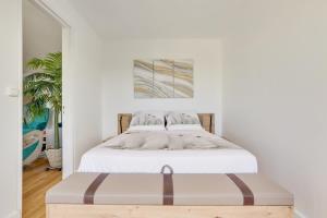 Paris luxury Apartment with Eiffel Tower View, 1 min metro, parking