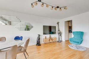 une salle à manger avec une table et des chaises dans l'établissement Paris luxury Apartment 75m2 with Eiffel Tower View, metro 1 min, parking, à Paris
