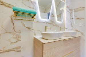 une salle de bain avec deux lavabos et un miroir dans l'établissement Paris luxury Apartment 75m2 with Eiffel Tower View, metro 1 min, parking, à Paris 24 autres photos