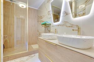 Paris luxury Apartment with Eiffel Tower View, 1 min metro, parking