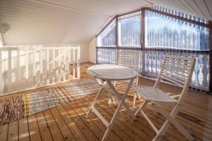 einen Tisch und einen Stuhl auf dem Balkon in der Unterkunft Huoneisto Toloppa in Ranua