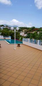 Kolam renang di atau dekat dengan Maison charmante à Fort-de-France avec vue sur mer et montagne