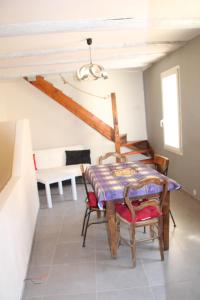 Saint-Paul-les-Fonts的住宿－Maison entière，一间带桌椅的用餐室