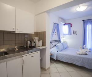 cocina con cama y lavabo en una habitación en Dafnis Koufonisia, en Koufonisia