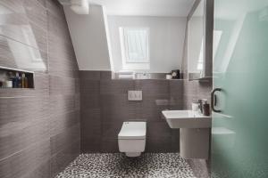 een badkamer met een toilet en een wastafel bij Ardlui Retreat Lodge 2 in Arrochar