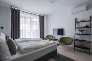 ブダペストにあるIntimate Ground-Floor Hideaway - 011のベッドルーム1室(ベッド1台、椅子2脚、窓付)