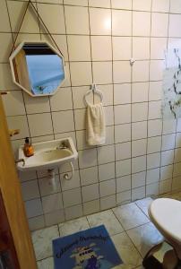 uma pequena casa de banho com um lavatório e um espelho em Espaço Jardim Secreto Hostel em João Pessoa