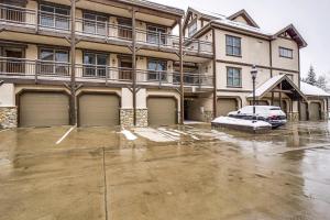 une voiture garée sur un parking devant un immeuble dans l'établissement Walk to Ski Lift Breck Condo with Hot Tub, à Breckenridge
