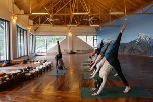 eine Gruppe von Leuten, die in einem Zimmer Yoga machen in der Unterkunft Purna in Pokhara