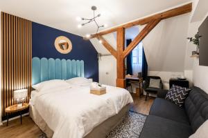 ein Schlafzimmer mit einem Bett und einer blauen Wand in der Unterkunft Penzion Stará Celnice in Pec pod Sněžkou