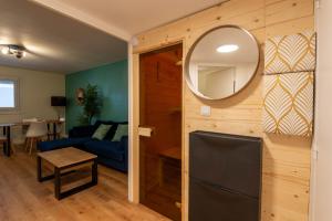 un soggiorno con divano blu e specchio di Balnéo & Sauna, séjour détente aux Teinturiers a Villeurbanne