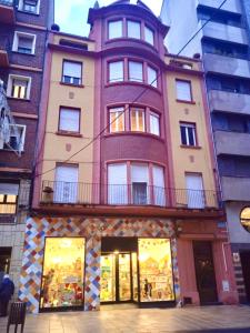 ポンフェラーダにあるAntolín Yellow Doorのバルコニー付きの高層ビル