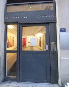 Zugang zu einem Kunstmuseum mit Glastür in der Unterkunft Studio cosy au cœur de Nîmes. in Nîmes