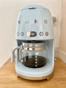 einem Mixer auf einem Holztisch in der Unterkunft Casa Blanca, Acequias, Lecrin valley, Granada in Granada