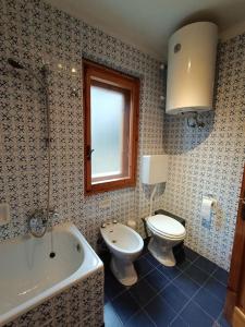 uma casa de banho com um WC, uma banheira e um lavatório. em [Prato Nevoso] Appartamento fronte conca em Prato Nevoso