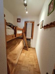 um quarto com 2 beliches e piso em madeira em [Prato Nevoso] Appartamento fronte conca em Prato Nevoso