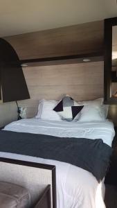Postel nebo postele na pokoji v ubytování Kyan caravan