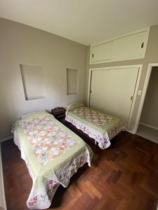 Tempat tidur dalam kamar di Check and Home - Casa Peña - Hasta 6 Huéspedes Reciclada en Playa Grande con Cochera