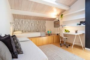 1 dormitorio con escritorio, 1 cama y escritorio en Al Cassero, en Perugia