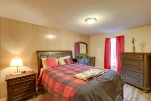 1 dormitorio con 1 cama, 2 vestidores y espejo en Riverfront Hot Springs Cabin with Private Hot Tub!, en Hot Springs