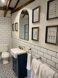 La salle de bains est pourvue d'un lavabo et de toilettes. dans l'établissement The Hatch Inn, à Taunton