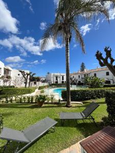 ein Resort mit einer Palme und einem Pool in der Unterkunft Villacana 2014 in Estepona