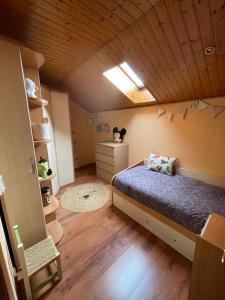 um quarto com uma cama e um tecto de madeira em Villaduranchi em Villablino