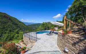 uma piscina com vista para as montanhas em Amazing Home In Pian Del Ponte With Wi-fi em Serravalle