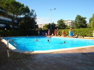 Bazén v ubytovaní Flat with terrace overlooking the pool alebo v jeho blízkosti