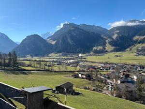 vistas a una localidad en un valle con montañas en MB Apartment en Ramsau im Zillertal