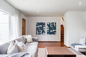 Solana Beach Home 4 blocks from the Ocean的休息区