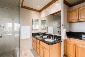 Solana Beach Home 4 blocks from the Ocean的一间浴室