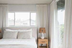 Solana Beach Home 4 blocks from the Ocean客房内的一张或多张床位