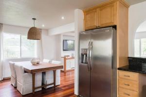 Solana Beach Home 4 blocks from the Ocean的厨房或小厨房