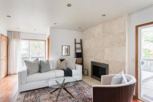 Solana Beach Home 4 blocks from the Ocean的休息区