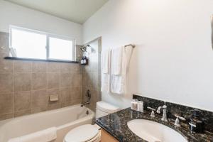 Solana Beach Home 4 blocks from the Ocean的一间浴室