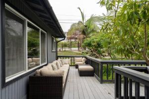 索拉纳海滩Solana Beach Home 4 blocks from the Ocean的门廊上配有沙发和椅子
